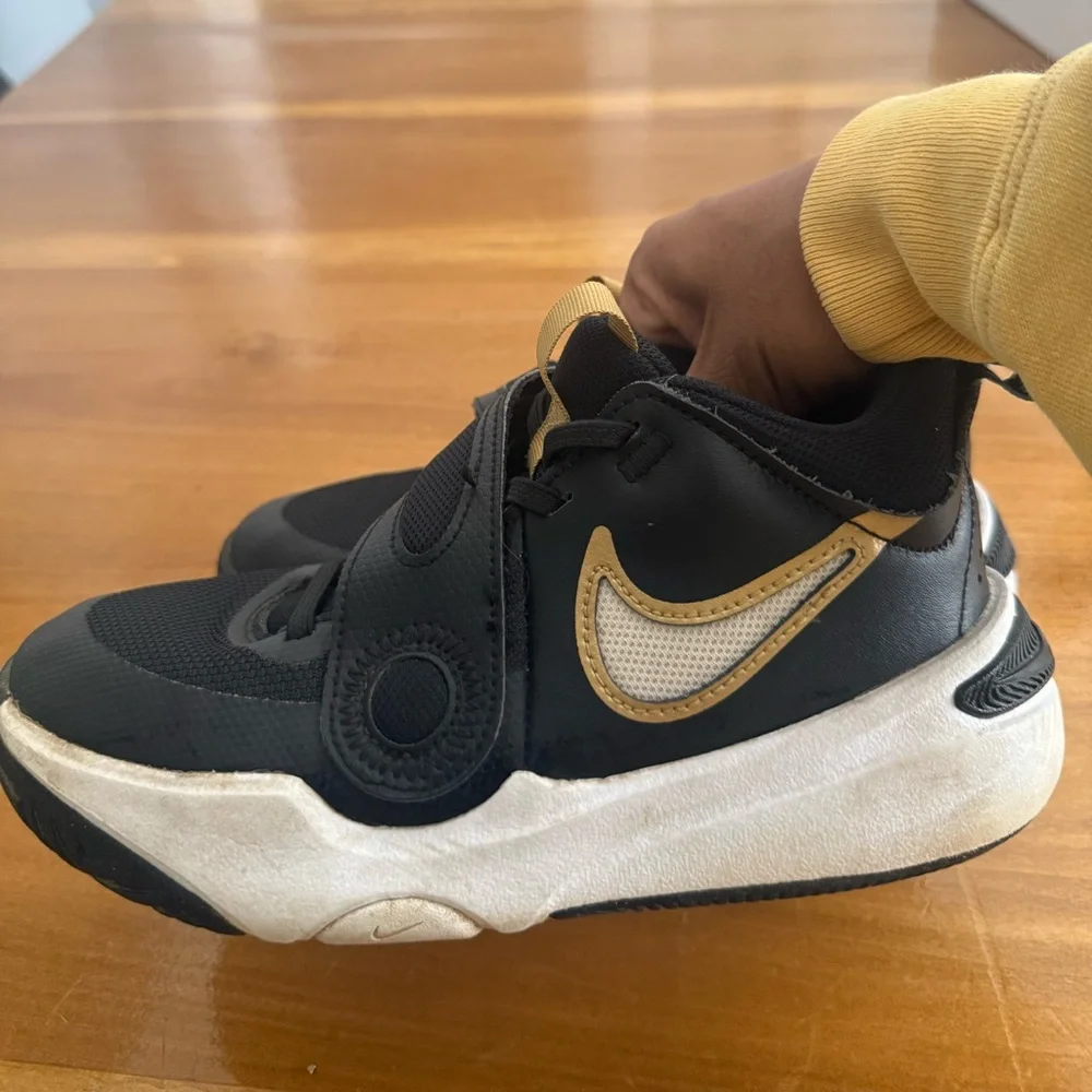 Nike‎ Big Kid Team Hustle D11 Basketball Shoe